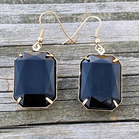 Black faux stone drop earrings gold tone lightweight new - Picture 2 of 5